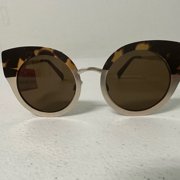 Betsy Johnson cool sunglasses. Non prescription. Sample. One of a kind - Picture 1 of 6